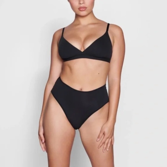 SKIMS FITS EVERYBODY CROSSOVER BRALETTE in ONYX 2X - Picture 1 of 7